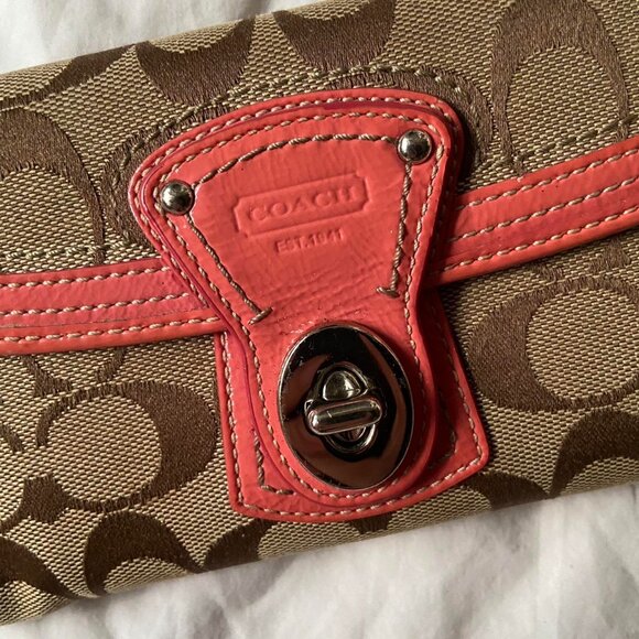 coach slim legacy wallet with signature locket and a coral pink lining - Picture 2 of 4